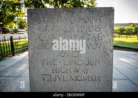 WASHINGTON DC - la pietra miliare Zero si trova sull'Ellipse appena a sud della Casa Bianca a Washington DC. Questo marcatore di granito rosa, dedicato nel 1923, era destinato a servire come punto di partenza ufficiale per misurare le distanze autostradali dalla capitale della nazione. Sebbene non sia mai stato completamente implementato come punto di origine del sistema nazionale di misurazione delle strade, il marcatore rimane un monumento storico che rappresenta gli sforzi dell'inizio del XX secolo per standardizzare il sistema autostradale americano. Foto Stock