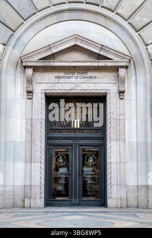 WASHINGTON DC - l'edificio Herbert C. Hoover, sede del Dipartimento del commercio degli Stati Uniti, si trova in posizione prominente nell'area del Triangolo Federale di Washington DC. Completato nel 1932, questa massiccia struttura neoclassica presenta colonne corinzie e un esterno in pietra calcarea, che si estende tra Pennsylvania Avenue e Constitution Avenue. L'edificio prende il nome da Herbert Hoover, che prestò servizio come Segretario del commercio dal 1921 al 1928 prima di diventare presidente. Foto Stock