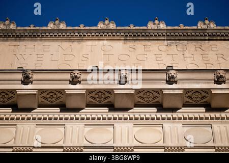 WASHINGTON DC - il quartier generale del Dipartimento del commercio degli Stati Uniti, ufficialmente chiamato Herbert C. Hoover Building, è un esempio importante di architettura federale nella capitale della nazione. Completata nel 1932, la massiccia struttura neoclassica occupa un intero isolato tra la 14th e la 15th Street NW. L'edificio presenta un esterno in pietra calcarea con numerose colonne ed elementi decorativi tipici dello stile classico revival popolare per gli edifici governativi della sua epoca. La sede del Dipartimento del commercio ospita numerosi uffici federali e agenzie responsabili della promozione del busin americano Foto Stock