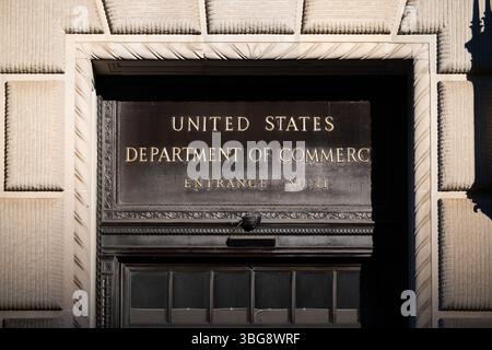 WASHINGTON DC - l'edificio Herbert C. Hoover, sede del Dipartimento del commercio degli Stati Uniti, si trova in posizione prominente nell'area del Triangolo Federale di Washington DC. Completato nel 1932, questa massiccia struttura neoclassica presenta colonne corinzie e un esterno in pietra calcarea, che si estende tra Pennsylvania Avenue e Constitution Avenue. L'edificio prende il nome da Herbert Hoover, che prestò servizio come Segretario del commercio dal 1921 al 1928 prima di diventare presidente. Foto Stock