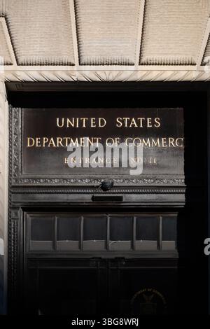 WASHINGTON DC - l'edificio Herbert C. Hoover, sede del Dipartimento del commercio degli Stati Uniti, si trova in posizione prominente nell'area del Triangolo Federale di Washington DC. Completato nel 1932, questa massiccia struttura neoclassica presenta colonne corinzie e un esterno in pietra calcarea, che si estende tra Pennsylvania Avenue e Constitution Avenue. L'edificio prende il nome da Herbert Hoover, che prestò servizio come Segretario del commercio dal 1921 al 1928 prima di diventare presidente. Foto Stock