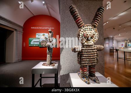 WASHINGTON, D.C. — "Untitled (Caparena Figure)" (circa 1961-72), creato da Clarence e Grace Woolsey, è in mostra nelle Galleries for Folk and Self-teach Art dello Smithsonian American Art Museum. La scultura, realizzata con tappi di bottiglia, legno e filo metallico, rappresenta una delle molte figure stravaganti prodotte dai Woolseys per il loro ambiente di giardino in Iowa. La coppia ha iniziato a creare sculture di tappi di bottiglia nel 1961, sviluppando alla fine quella che chiamavano "la più grande Caparena dei pionieri del mondo", che ha attirato visitatori fino al suo smantellamento nel 1972. Clarence Woolsey (1909-1987) e Grace Wo Foto Stock