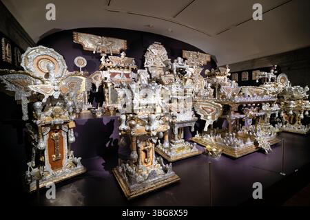 Smithsonian American Art Museum a Washington DC | WASHINGTON D.C., Stati Uniti - Una vista più ampia del "Trono del terzo cielo" di James Hampton mostra la scala completa del suo assemblaggio rivestito di fogli di alluminio all'interno dello Smithsonian American Art Museum. Costruita con mobili scavati, cartone e lamina metallica per circa quattordici anni, l'installazione di 180 oggetti è considerata una delle opere più significative dell'arte autodidatta americana. Entrò nella collezione dello Smithsonian dopo la morte di Hampton nel 1964. Foto Stock