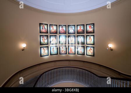 I ritratti dei nativi americani di George Catlin allo Smithsonian American Art Museum di Washington DC | WASHINGTON D.C., Stati Uniti — le file dei ritratti dei nativi americani di George Catlin riempiono una parete rotonda dello Smithsonian American Art Museum. Catlin dipinse le opere durante cinque spedizioni lungo il fiume Missouri tra il 1830 e il 1836, documentando i leader dei Sioux, Assiniboine e di altre pianure e popoli del sud-est per il suo viaggio "Indian Gallery". Foto Stock
