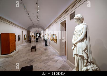 WASHINGTON DC - Una scultura in marmo intitolata Sappho, creata intorno al 1870 dallo scultore americano Vinnie Ream, è esposta allo Smithsonian American Art Museum. L'opera è stata donata al museo dal generale di brigata Richard L. Hoxie nel 1915. Ream, nata a Madison, Wisconsin nel 1847 e morta a Washington, DC nel 1914, è stata tra le prime donne artiste a ricevere una commissione federale per la sua scultura. Saffo raffigura il rinomato poeta greco dell'isola di Lesbo che visse durante il VII secolo a.C. ed è conosciuta per la sua poesia lirica. Foto Stock