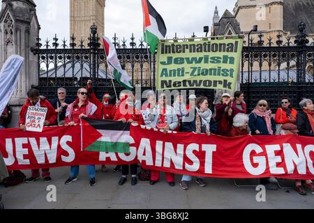 I manifestanti vestiti di rosso si riuniscono per una dimostrazione della linea Rossa per la Palestina che ha circondato il Parlamento organizzato dalla campagna di solidarietà per la Palestina il 4 giugno 2025 a Londra, Regno Unito. Si svolge durante le domande del primo Ministro con la richiesta di un embargo completo sulle armi e sanzioni contro Israele. Foto Stock