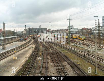 Paesaggio ferroviario ad alto angolo visto a Ulma, una città in uno stato chiamato Baden-Wuerttemberg nel sud-ovest della Germania Foto Stock