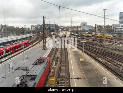 Paesaggio ferroviario ad alto angolo visto a Ulma, una città in uno stato chiamato Baden-Wuerttemberg nel sud-ovest della Germania Foto Stock