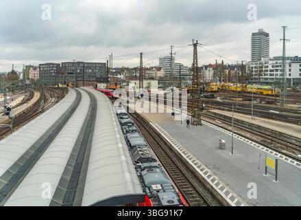 Paesaggio ferroviario ad alto angolo visto a Ulma, una città in uno stato chiamato Baden-Wuerttemberg nel sud-ovest della Germania Foto Stock