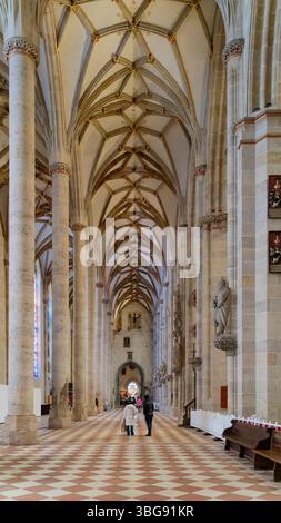 Scenario all'interno della cattedrale di Ulma, una città in uno stato chiamato Baden-Wuerttemberg nel sud-ovest della Germania Foto Stock