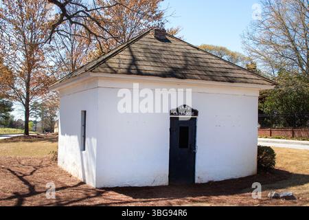 Prigione a due celle a Duluth, Georgia: La Duluth calaboose, a due celle in stucco, fu costruita nel 1909 e servì come prigione della città. Foto Stock