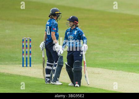 Leicester, Regno Unito. 4 giugno 2025. Inghilterra le donne celebrano un doppio secolo durante il 2 ° Metro Bank ODI Day International England Women vs West Indies Women at Uptonsteel County Ground, Leicester, Regno Unito, 4 giugno 2025 (foto di Izzy Poles/News Images) a Leicester, Regno Unito il 6/4/2025. (Foto di Izzy Poles/News Images/Sipa USA) credito: SIPA USA/Alamy Live News Foto Stock