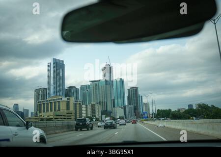 26 MAGGIO 2025 - Austin, Texas, Stati Uniti - viaggio ad Austin in Texas durante un viaggio su strada, punto di vista dal punto di vista del conducente attraverso il parabrezza e con il traff Foto Stock