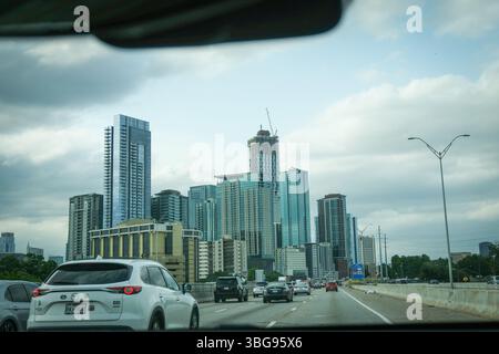 26 MAGGIO 2025 - Austin, Texas, Stati Uniti - viaggio ad Austin in Texas durante un viaggio su strada, punto di vista dal punto di vista del conducente attraverso il parabrezza e con il traff Foto Stock