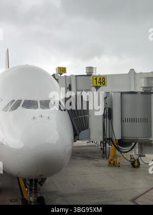 17 MAGGIO 2025 - LONDRA, Regno Unito - un Airbus 380 sulla pista di Londra Heathrow pronto per il carico Foto Stock