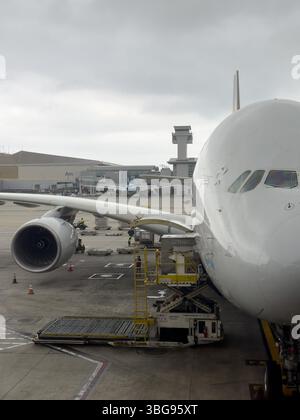 17 MAGGIO 2025 - LONDRA, Regno Unito - un Airbus 380 sulla pista di Londra Heathrow pronto per il carico Foto Stock