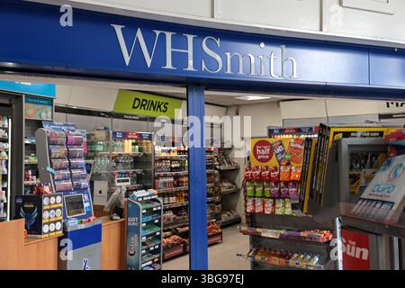 4 giugno 2025, Sheffield, Regno Unito. Un negozio di viaggi WH Smith a Sheffield Intercharge. WH Smith ha pubblicato oggi un aggiornamento commerciale che indica la continua crescita della sua attività di viaggio sia nel Regno Unito che all'estero. WH Smith sta vendendo la sua attività di High Street nel Regno Unito a Modella Capital entro la fine di giugno. Crediti: Katy Blackwood/Alamy Live News Foto Stock