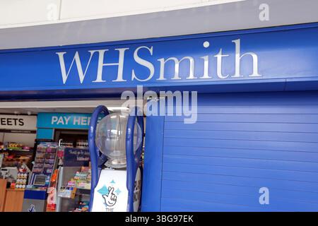 4 giugno 2025, Sheffield, Regno Unito. Un negozio di viaggi WH Smith a Sheffield Intercharge. WH Smith ha pubblicato oggi un aggiornamento commerciale che indica la continua crescita della sua attività di viaggio sia nel Regno Unito che all'estero. WH Smith sta vendendo la sua attività di High Street nel Regno Unito a Modella Capital entro la fine di giugno. Crediti: Katy Blackwood/Alamy Live News Foto Stock