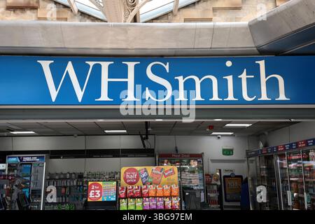 4 giugno 2025, Sheffield, Regno Unito. Una concessione di viaggio WH Smith alla stazione ferroviaria di Sheffield. WH Smith ha pubblicato oggi un aggiornamento commerciale che annuncia la continua crescita delle sue attività di trasporto ferroviario e aereo. WH Smith completerà la vendita della sua attività di High Street del Regno Unito a Modella Capital entro la fine di giugno 2025. Crediti: Katy Blackwood/Alamy Live News Foto Stock