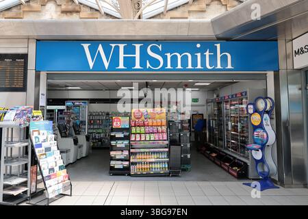 4 giugno 2025, Sheffield, Regno Unito. Una concessione di viaggio WH Smith alla stazione ferroviaria di Sheffield. WH Smith ha pubblicato oggi un aggiornamento commerciale che annuncia la continua crescita delle sue attività di trasporto ferroviario e aereo. WH Smith completerà la vendita della sua attività di High Street del Regno Unito a Modella Capital entro la fine di giugno 2025. Crediti: Katy Blackwood/Alamy Live News Foto Stock