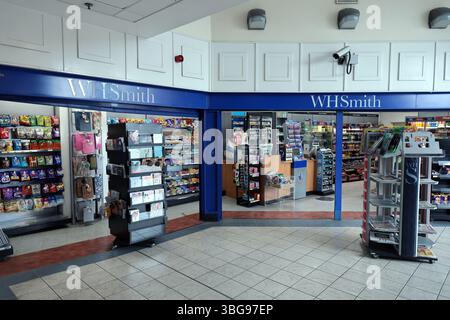 4 giugno 2025, Sheffield, Regno Unito. Un negozio di viaggi WH Smith a Sheffield Intercharge. WH Smith ha pubblicato oggi un aggiornamento commerciale che indica la continua crescita della sua attività di viaggio sia nel Regno Unito che all'estero. WH Smith sta vendendo la sua attività di High Street nel Regno Unito a Modella Capital entro la fine di giugno. Crediti: Katy Blackwood/Alamy Live News Foto Stock
