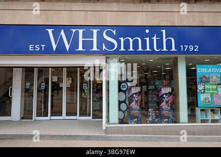 4 giugno 2025, Sheffield, Regno Unito. Un negozio WH Smith di Sheffield. WH Smith sta vendendo la sua attività commerciale di High Street nel Regno Unito a Modella Capital e ha annunciato oggi che la vendita è in procinto di essere completata entro la fine di giugno. Crediti: Katy Blackwood/Alamy Live News Foto Stock