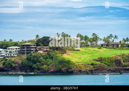 Lihue, Kauai, Hawaii, USA - 17 febbraio 2025: Veduta degli edifici e di un campo da golf con palme sull'isola di Kauai a Lihue, Hawaii. Foto Stock