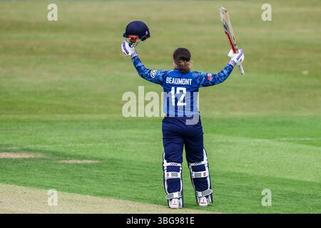 Leicester, Regno Unito. 4 giugno 2025. #12, Tammy Beaumont, Inghilterra, celebra il suo secolo durante il 2nd Womens ODI match tra England Women e West Indies Women all'Uptonsteel County Ground, Leicester, Inghilterra, il 4 giugno 2025. Crediti fotografici: Stuart Leggett/UK Sports Pics Ltd. Solo per uso editoriale, licenza richiesta per uso commerciale. Non utilizzare in scommesse, giochi o pubblicazioni di singoli club/campionato/giocatori. Crediti: UK Sports Pics Ltd/Alamy Live News Foto Stock