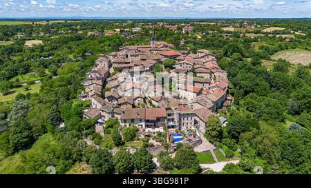 Veduta aerea della porta inferiore della città medievale fortificata di Pérouges nel dipartimento francese di Ain vicino a Lione nella regione dell'Alvernia-Rhône-Alpes, p. Foto Stock