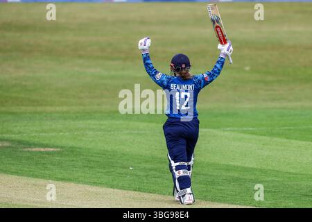 Leicester, Regno Unito. 4 giugno 2025. #12, Tammy Beaumont, Inghilterra, inizia a celebrare il suo secolo durante il 2nd Womens ODI match tra England Women e West Indies Women all'Uptonsteel County Ground, Leicester, Inghilterra, il 4 giugno 2025. Crediti fotografici: Stuart Leggett/UK Sports Pics Ltd. Solo per uso editoriale, licenza richiesta per uso commerciale. Non utilizzare in scommesse, giochi o pubblicazioni di singoli club/campionato/giocatori. Crediti: UK Sports Pics Ltd/Alamy Live News Foto Stock