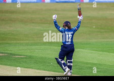 Leicester, Regno Unito. 4 giugno 2025. #12, Tammy Beaumont, Inghilterra, inizia a celebrare il suo secolo durante il 2nd Womens ODI match tra England Women e West Indies Women all'Uptonsteel County Ground, Leicester, Inghilterra, il 4 giugno 2025. Crediti fotografici: Stuart Leggett/UK Sports Pics Ltd. Solo per uso editoriale, licenza richiesta per uso commerciale. Non utilizzare in scommesse, giochi o pubblicazioni di singoli club/campionato/giocatori. Crediti: UK Sports Pics Ltd/Alamy Live News Foto Stock