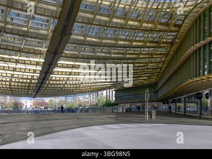 La grande tettoia di vetro ondulata copre il centro commerciale Les Halles. Costruito sulle stazioni ferroviarie e della metropolitana di Châtelet-Les-Halles. Realizzato nel 2018. Foto Stock