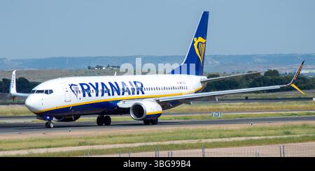 Ryanair Boeing 737 8AS aereo di linea presso l'aeroporto di Madrid, numero di registrazione 9H-QDD, sulla strada per il decollo. Foto Stock