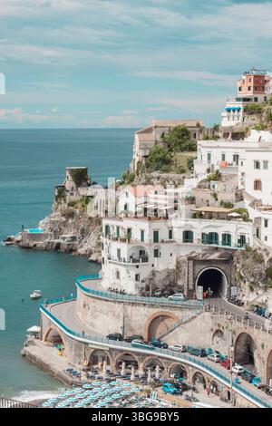 Affascinante Atrani sulla Costiera Amalfitana, in Italia, con colorati edifici sulla scogliera che si affacciano sul tranquillo Mar Mediterraneo. Foto Stock