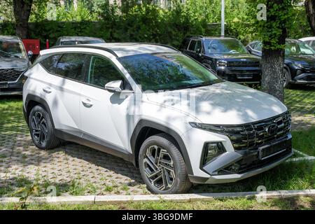 Almaty, Kazakistan - 29 maggio 2025: Hyundai Tucson in un parcheggio stradale di auto nuove. Centro vendite della concessionaria Foto Stock