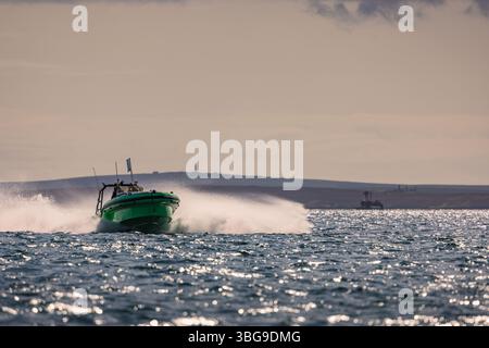 La barca RIB attraversa Scapa Flow trasportando subacquei vicino al relitto della SMS Markgraf, Orcadi, Scozia, storico sito navale. Foto Stock