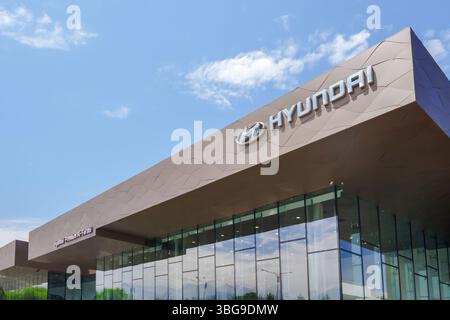 Almaty, Kazakistan - 29 maggio 2025: Showroom Hyundai. Centro vendite della concessionaria Foto Stock