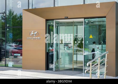 Almaty, Kazakistan - 29 maggio 2025: Ingresso allo showroom Hyundai. Centro vendite della concessionaria Foto Stock
