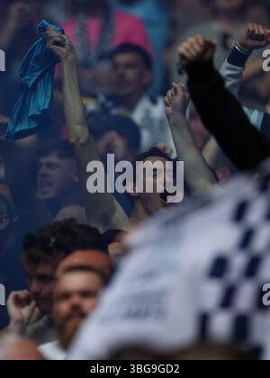 Un tifoso del Southend United celebra il primo gol della sua squadra a segnare 0-1 punti durante il Vanarama National League Promotion Final Match Foto Stock