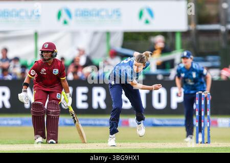 Leicester, Regno Unito. 4 giugno 2025. #63, Lauren Bell dell'Inghilterra in azione bowling durante il 2nd Womens ODI match tra England Women e West Indies Women all'Uptonsteel County Ground, Leicester, Inghilterra, il 4 giugno 2025. Crediti fotografici: Stuart Leggett/UK Sports Pics Ltd. Solo per uso editoriale, licenza richiesta per uso commerciale. Non utilizzare in scommesse, giochi o pubblicazioni di singoli club/campionato/giocatori. Crediti: UK Sports Pics Ltd/Alamy Live News Foto Stock