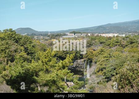 Cascata Cheonjiyeon e vista del parco forestale verde sull'isola di Jeju, Corea Foto Stock
