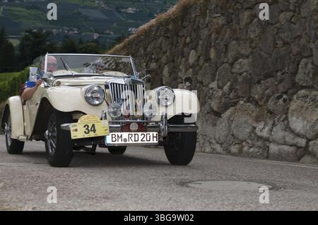 Rally d'auto d'epoca Suedtirol-Classic a scena / alto Adige 2014, MG TF 1500 sulla Labersstrasse in salita allo svincolo per Landhaus Wegener durante la Foto Stock