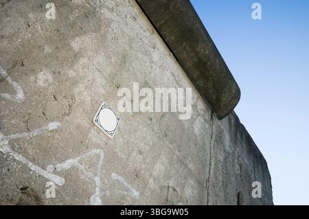 Vista inferiore di uno degli ultimi resti di Il Muro di Berlino (1961-1989) al Muro di Berlino-Mitte Nel novembre 2011 davanti a un blu Foto Stock
