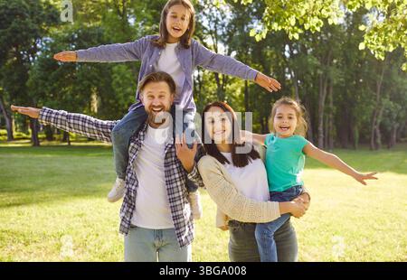 Famiglia felice che si gode una bella giornata primaverile all'aperto. Foto Stock