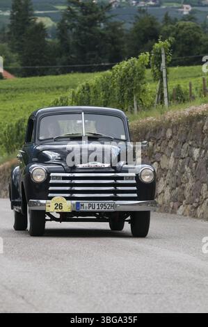 Rally di auto d'epoca Suedtirol-Classic a scena / alto Adige 2014, Chevrolet pick-up 3100 sulla Labersstrasse in salita all'uscita per Landhaus Wege Foto Stock