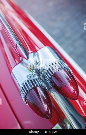 Primo piano laterale delle luci posteriori di una Cadillac De Ville rossa del 1955 in una vista obliqua sopraelevata Foto Stock
