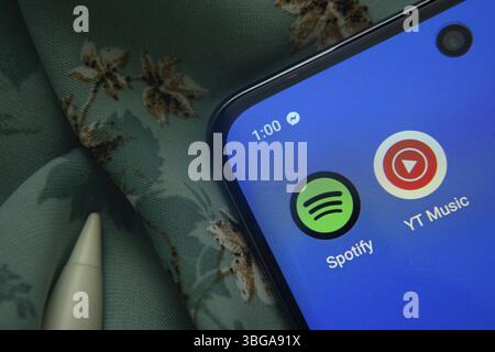Dhaka, Bangladesh - 7 maggio 2025: L'icona dell'app Spotify e YouTube Music viene visualizzata sullo smartphone Foto Stock