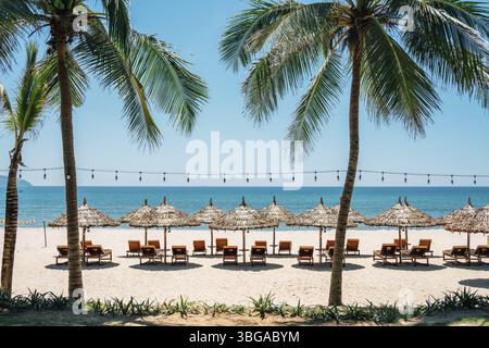 La mia spiaggia di Khe con ombrellone e lettino a da Nang, Vietnam, Asia Foto Stock