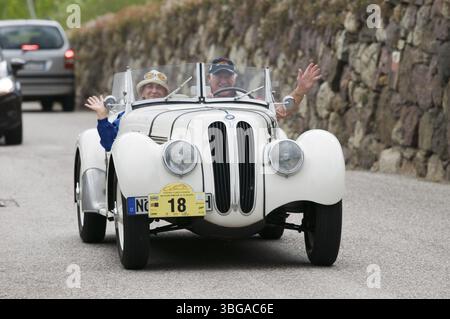 Rally d'auto d'epoca Suedtirol-Classic a scena / alto Adige 2014, BMW 328 Roadster sulla Labersstrasse in salita allo svincolo per Landhaus Wegener du Foto Stock
