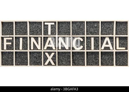 Con lettere in compensato su sabbia nera decorata e le parole FINANZIARIE e FISCALI in cassetta di raccolta in legno che rappresentano la vista dall'alto su sfondo bianco Foto Stock